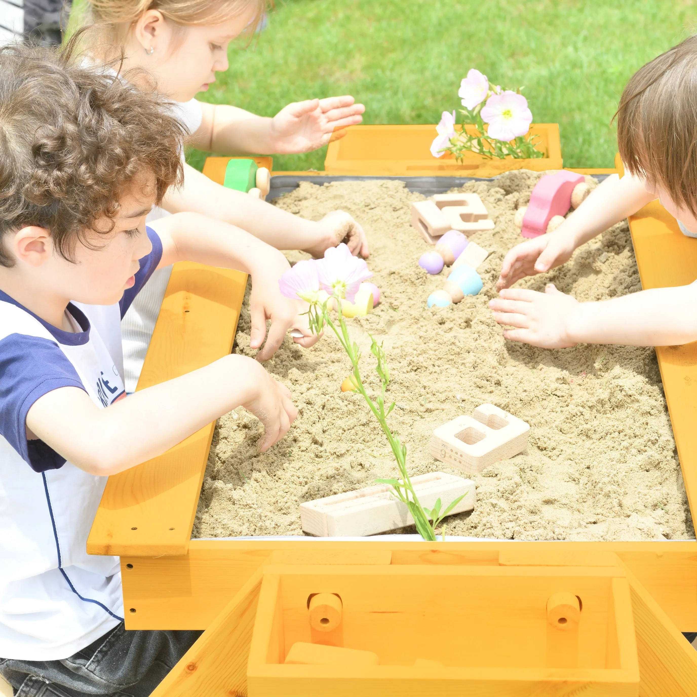 Avenlur Mojave - Outdoor Picnic and Sand Table Playset