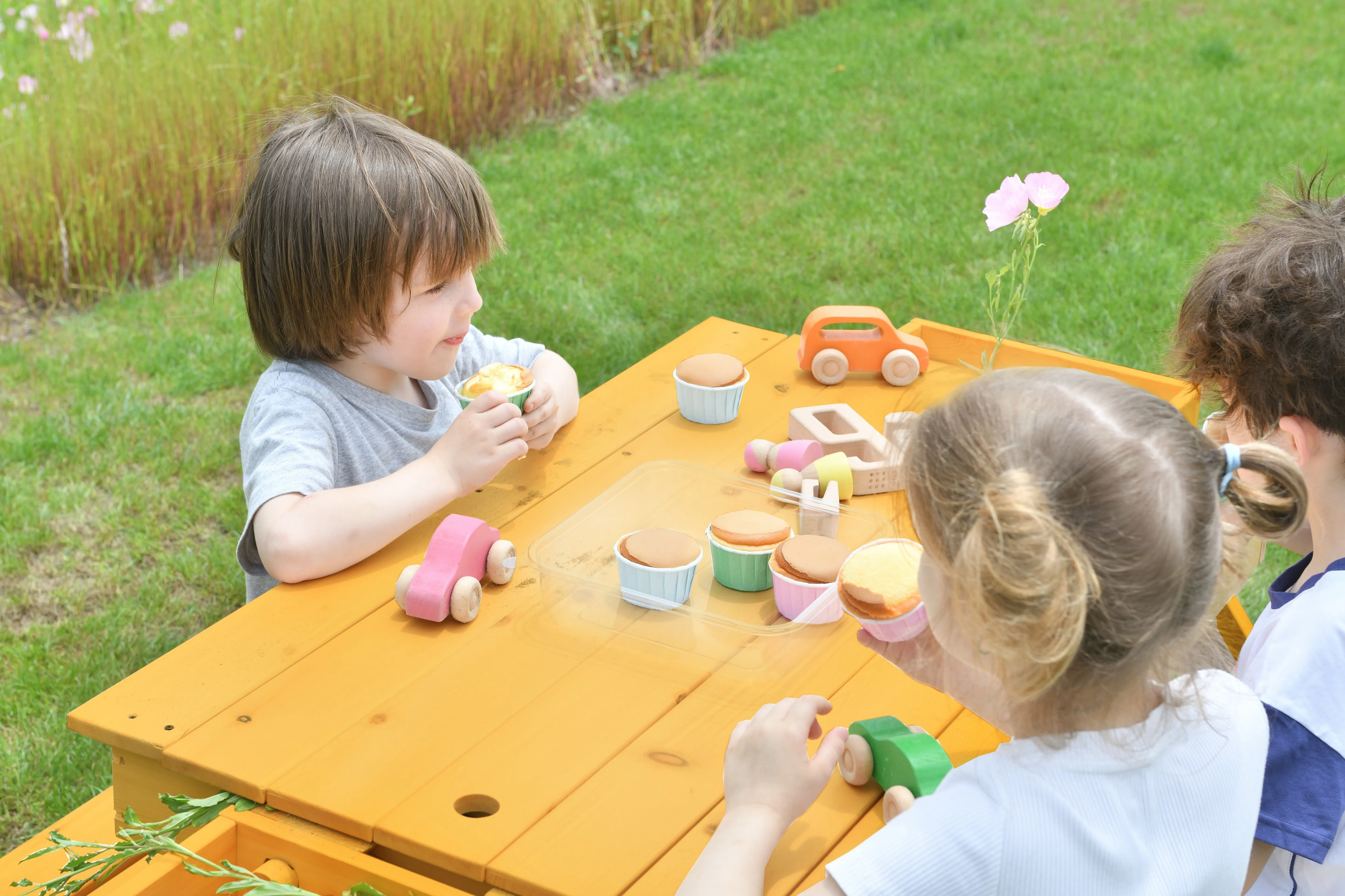 Avenlur Mojave - Outdoor Picnic and Sand Table Playset