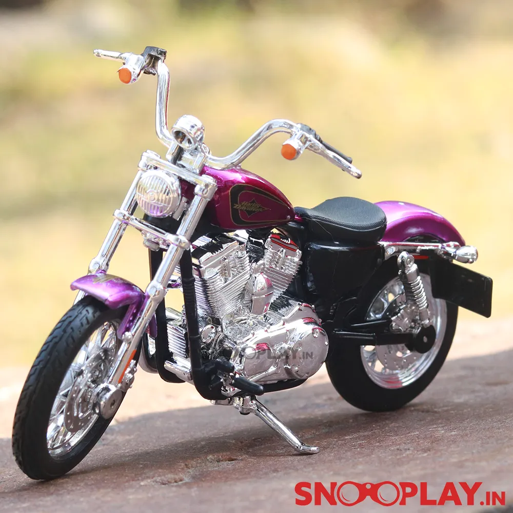 Harley Davidson 2013 XL1200V Seventy-Two Diecast Bike Scale Model (1:18)